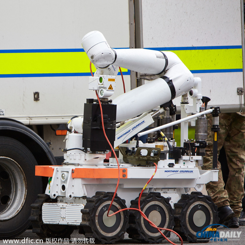 牛津大學(xué)征兵辦收到疑似炸彈包裹 英國軍方出動機(jī)器人排爆
