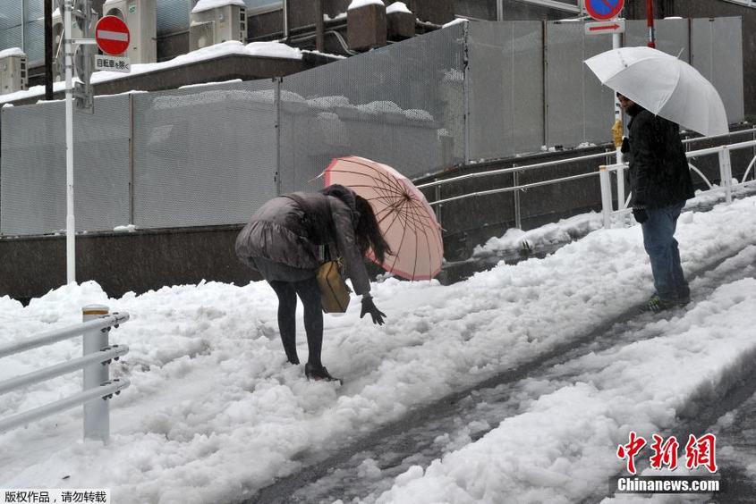 日本關(guān)東遭遇暴雪 路面積雪嚴(yán)重交通混亂