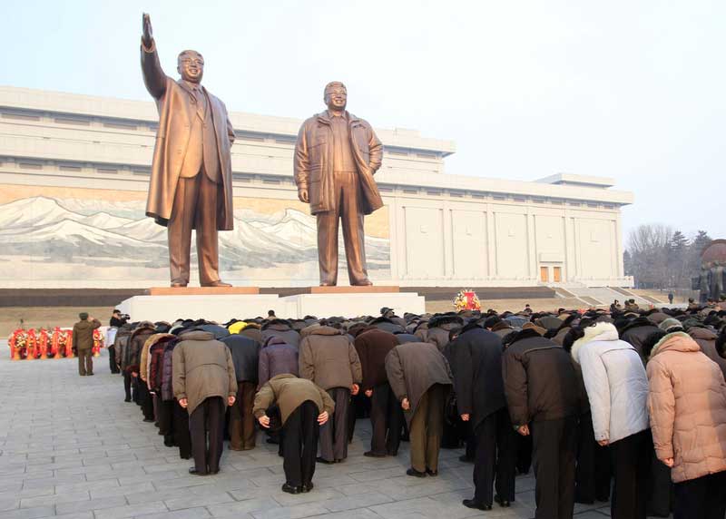 朝鮮慶祝金正日誕辰 民眾拜謁金日成金正日雕像