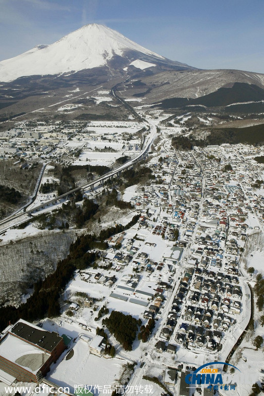 日本多地遭大雪“淹沒” 已造成至少19人死亡