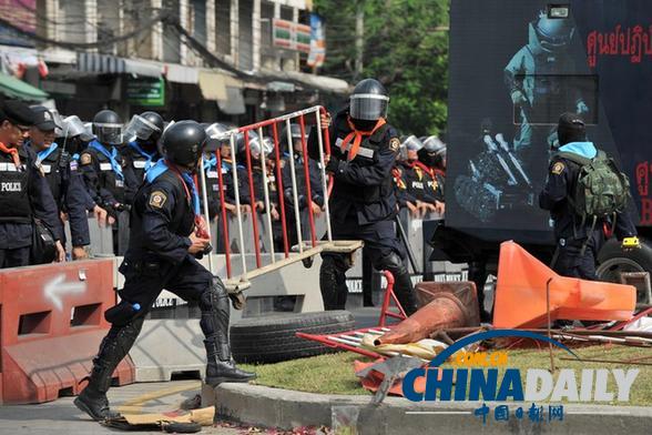 泰國(guó)警方展開(kāi)“清場(chǎng)行動(dòng)” 一抗議者、一警察身亡