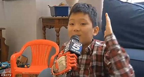 美國9歲男孩右手天生殘疾 借助3D打印安上機(jī)械手
