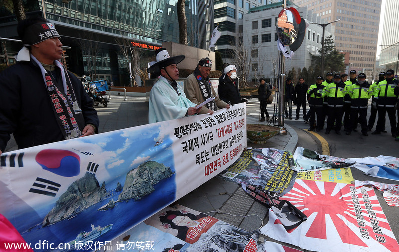韓國(guó)民眾火燒日本軍旗 抗議其舉辦“竹島日”活動(dòng)