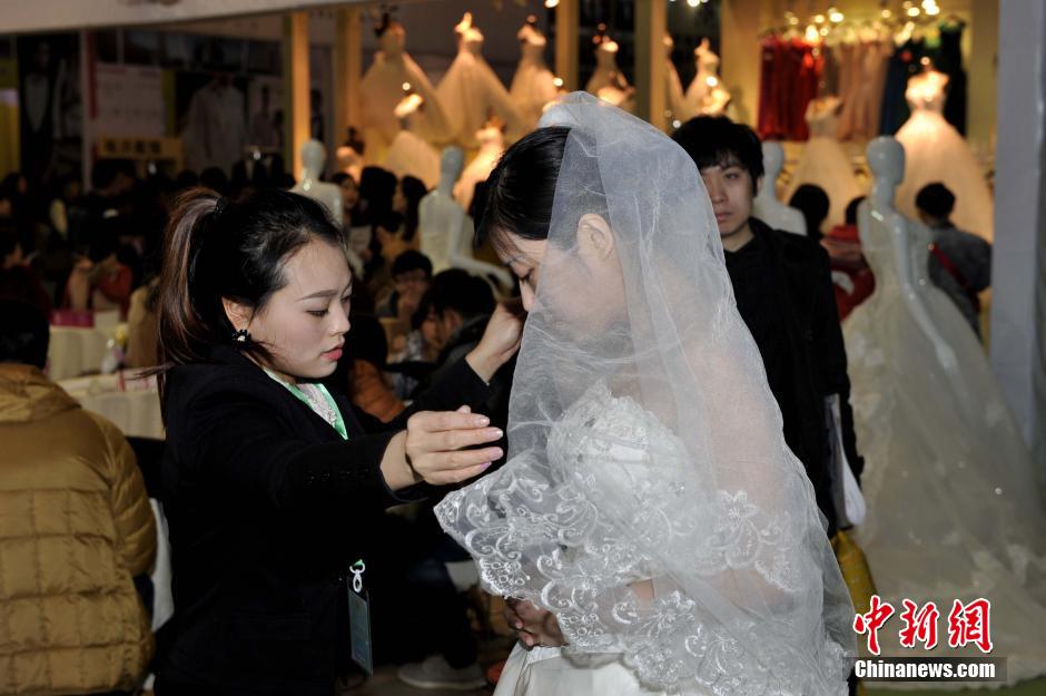 2萬(wàn)對(duì)新人扎堆成都婚慶博覽會(huì)