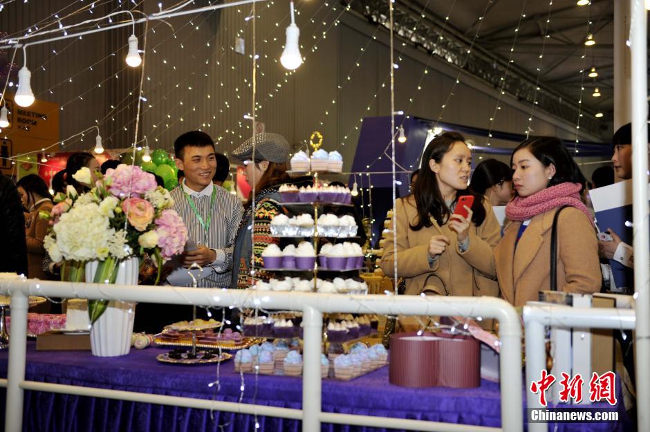 2萬對新人扎堆成都婚慶博覽會(huì)