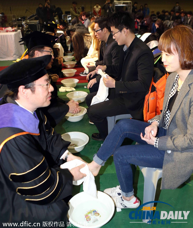 韓國(guó)大學(xué)校長(zhǎng)教授為學(xué)生集體洗腳表達(dá)關(guān)愛(ài)（圖）