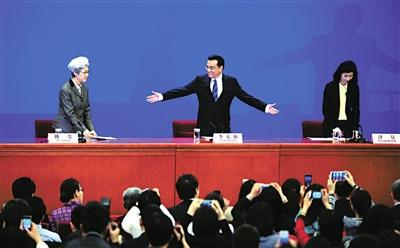 李克強(qiáng)答記者問(wèn)講述五個(gè)故事 三贊外國(guó)記者中文好