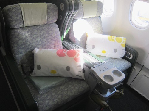 臺灣超萌Hello Kitty飛機(jī) 空姐更萌