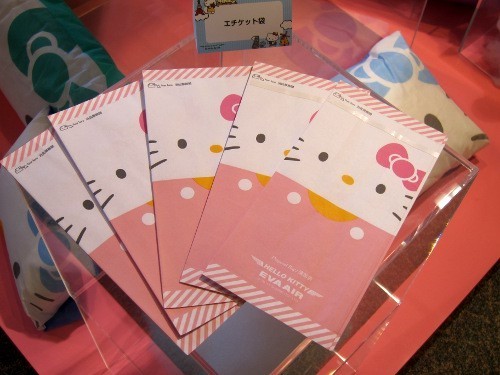 臺灣超萌Hello Kitty飛機(jī) 空姐更萌