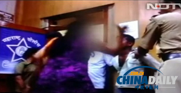 印度女護(hù)士火車上險被強(qiáng)奸 警察局內(nèi)狠摑嫌犯（圖）