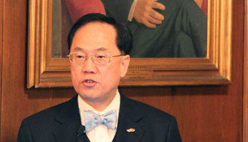 香港特首曾蔭權(quán)啟程訪美 將出席APEC會議