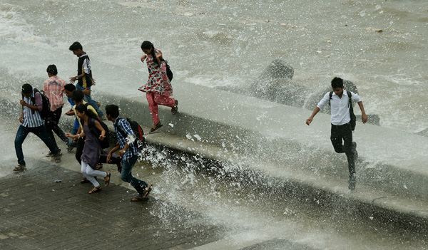 Floods, landslides in India kill 1,000 and strand 8,000