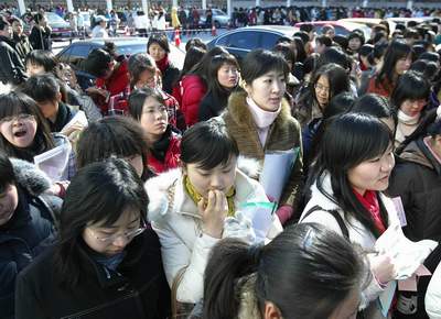 女大學(xué)生招聘會(huì) 六千人搶793個(gè)崗位