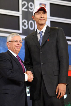 NBA選秀：易建聯(lián)第六順位被雄鹿隊選中