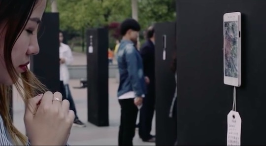 老外在中國：低頭一秒，家毀人亡！