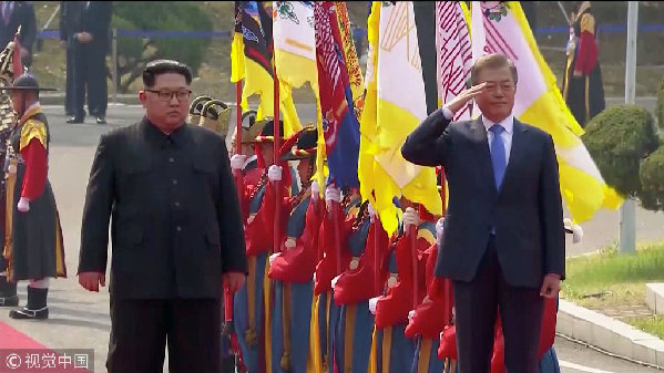 歷史時(shí)刻！金正恩跨過“三八線”與文在寅握手，還帶上了冷面！