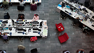 The busy, noisy, modern office 嘈雜繁忙的現(xiàn)代化辦公室