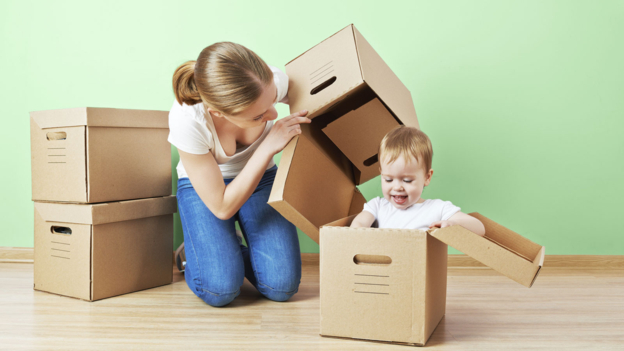 Would you let your baby sleep in a box? 你愿意讓自己的寶寶在盒子里睡覺嗎？