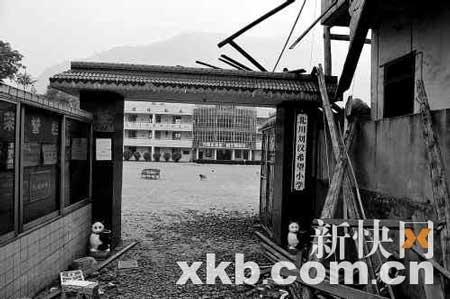希望小學8級地震安然無恙 網(wǎng)友感激建筑商