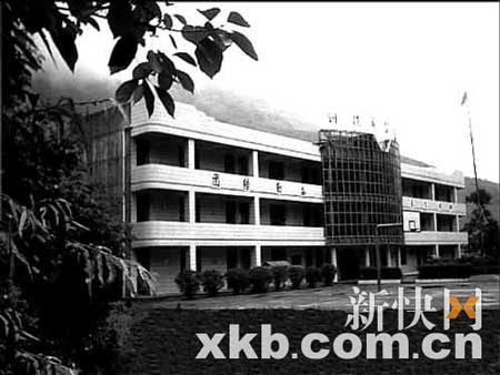 希望小學8級地震安然無恙 網(wǎng)友感激建筑商