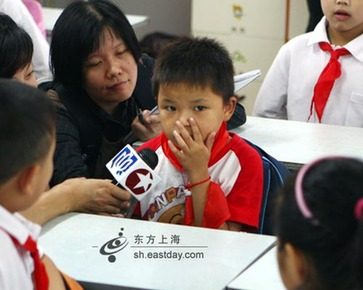 抗震小英雄林浩在滬入學 面對記者“耍大牌”