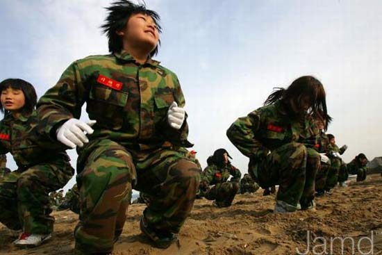 實拍韓國少男少女軍訓(xùn)