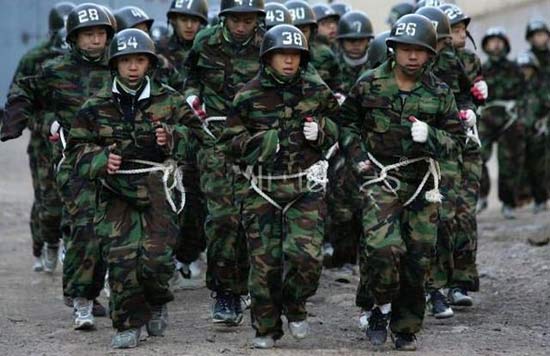 實拍韓國少男少女軍訓(xùn)