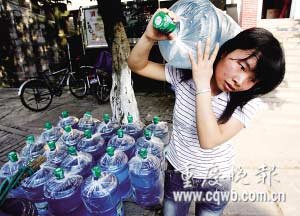 大二女生扛桶裝水掙生活費(fèi) 自強(qiáng)路感動校園