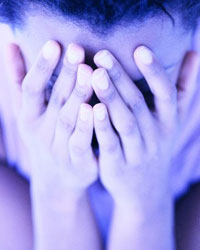 人真的會(huì)被嚇?biāo)绬幔?/>Vocabulary：</font></strong></p>

<p>Elude：逃避</p>

<p>Cop：（口語(yǔ)）警察</p>

<p>Botched：糟糕的；搞砸的</p>

<p>Fugitive：逃亡的</p>

<p>Prosecutor：檢察官</p>

<p>Felony：重罪</p>

<p>Neurology：神經(jīng)（病）學(xué)</p>

<p>Physiology：生理學(xué)</p>

<p>Dilate: 放大</p>

<p>Pupil: 瞳孔</p>

<p>Jaguar: 美洲豹</p>

<p>Primitive: 原始的</p>

<p>Rev up: 增大；提高</p>

<p>Hormone: 荷爾蒙</p>

<p>Adrenaline: 腎上腺激素</p>

<p>Neurotransmitter: 神經(jīng)遞質(zhì)</p>

<p>Visceral: 內(nèi)臟的</p>

<p>Receptor: 受體</p>

<p>Cardiac: 心臟的</p>

<p>Myocyte: 肌細(xì)胞</p>

<p>Sinoatrial: 竇房的</p>

<p>Atrioventricular: 心房與心室的</p>

<p>Ventricle: 心室</p>

<p>Predisposition: 傾向性</p>

<p><font size=