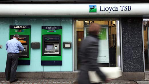 英國小鎮(zhèn)取款機(jī)取一送一 眾人爭相取錢