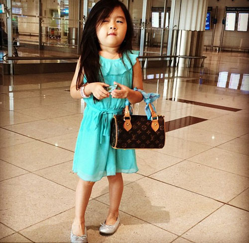 韓國(guó)小蘿莉靠曬萌照過上土豪生活（組圖）