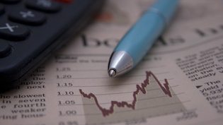 UK economic growth slows 最新公布數(shù)據(jù)顯示英國經(jīng)濟(jì)增長(zhǎng)速度緩步