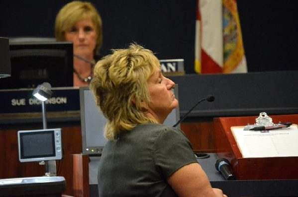 “把某人扔下公車”是什么意思？