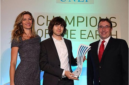 17歲時少年決定把海洋洗凈，現(xiàn)在21歲的他做到了