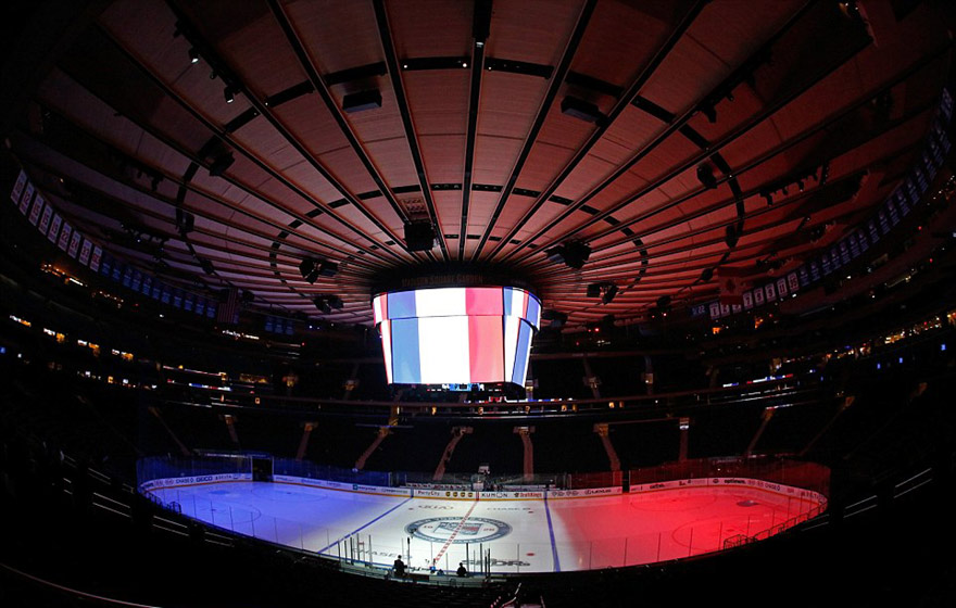 各國(guó)哀悼巴黎恐襲 地標(biāo)亮“法國(guó)色”