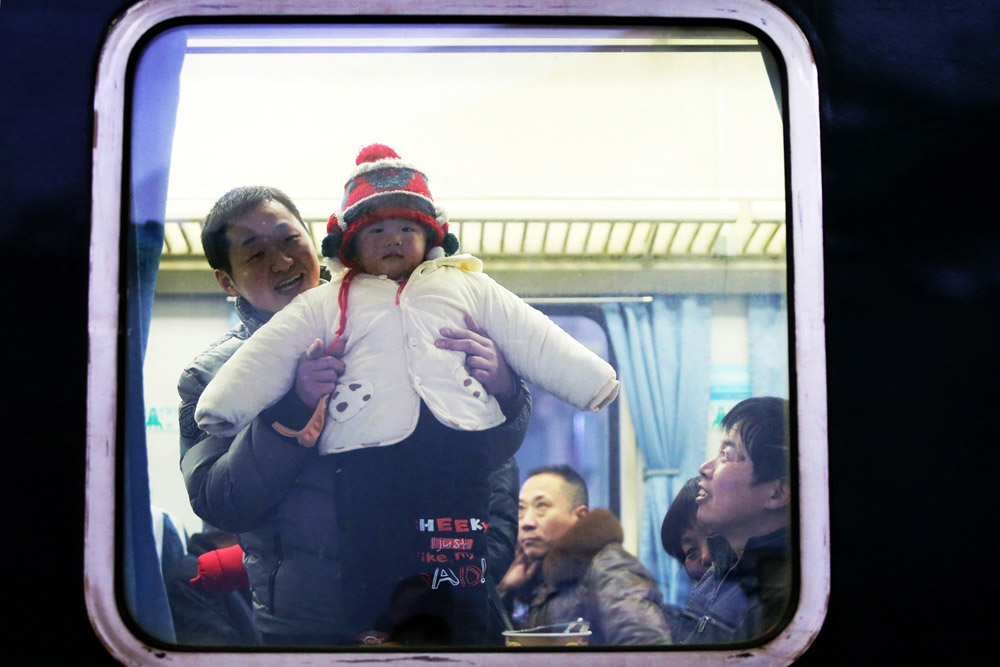 中國日?qǐng)?bào)直擊全國春運(yùn)首日（組圖）