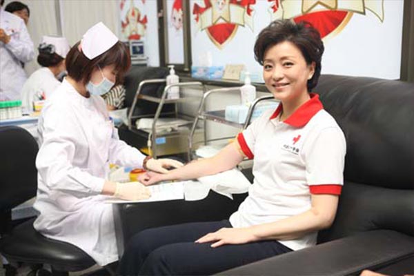 2015中國(guó)慈善名人榜 黃曉明Baby成首善