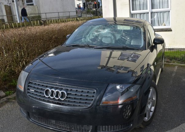 英國(guó)乞丐收工開奧迪回家 車玻璃被砸