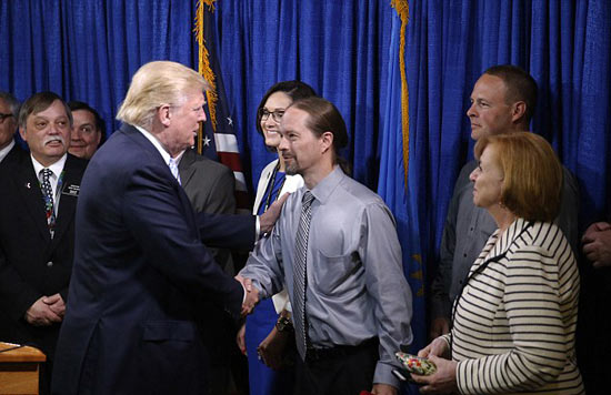 特朗普吃麥當(dāng)勞喝可樂慶祝初選獲勝