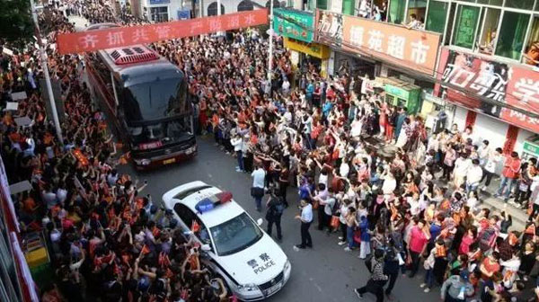 看看外媒報(bào)道中國(guó)高考的用詞，目測(cè)已被嚇壞