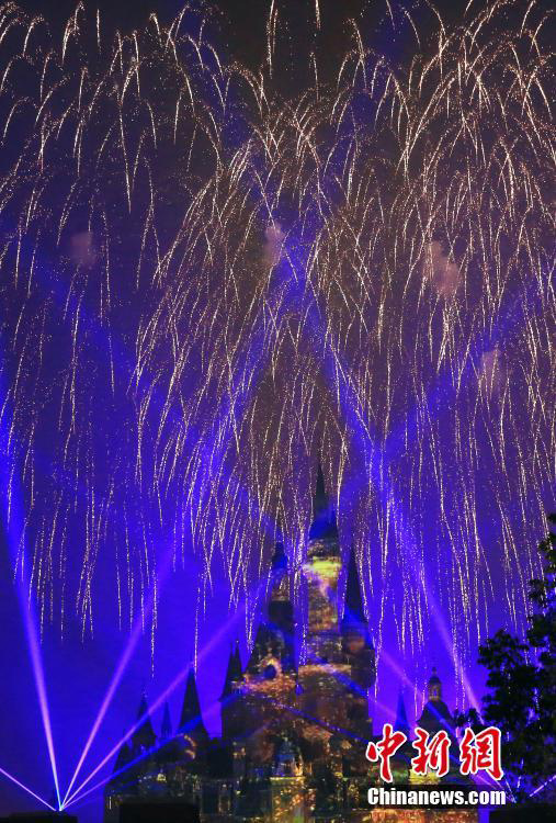 上海迪士尼樂(lè)園雨中開(kāi)幕 上演夢(mèng)幻燈光煙花秀（組圖）