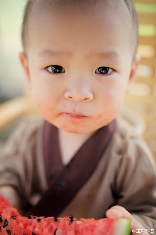 2歲萌娃吆喝自家西瓜 這個(gè)“瓜娃子”要火?。ńM圖）