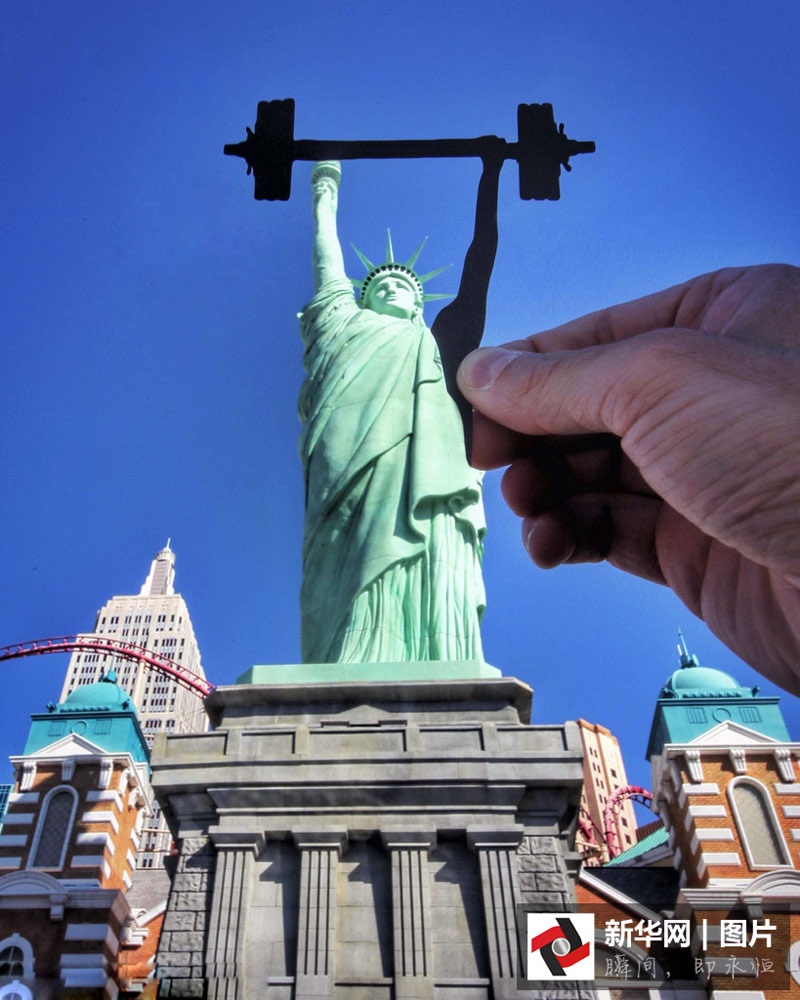 藝術家剪紙錯位攝影 度假勝地變創(chuàng)意作品趣味十足（組圖）