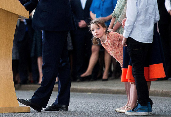 卡梅倫一家揮別唐寧街 可愛(ài)小女兒成焦點(diǎn)（組圖）