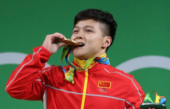為何奧運選手愛咬金牌？
