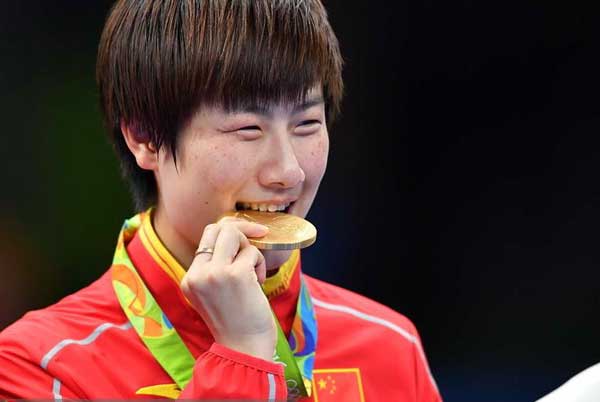 為何奧運選手愛咬金牌？