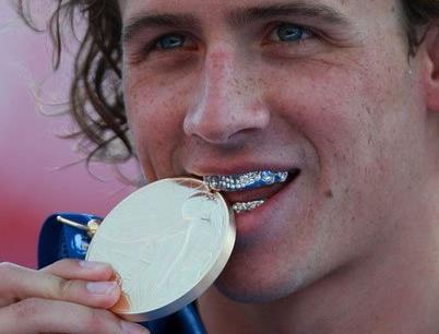 為何奧運選手愛咬金牌？