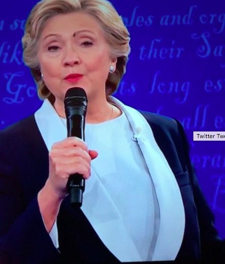 網(wǎng)友炸了：蒼蠅落在臉上也無感，希拉里是機(jī)器人？