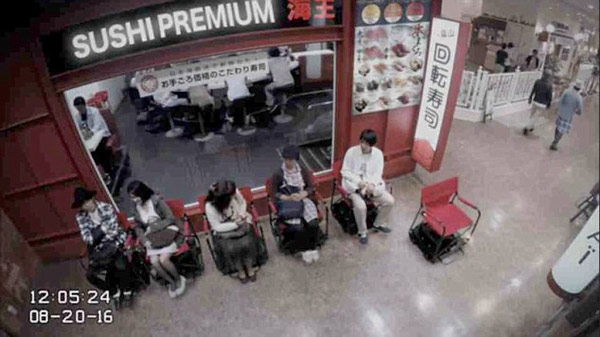 再也不用站到腳酸！日本智能椅子自動幫你排隊