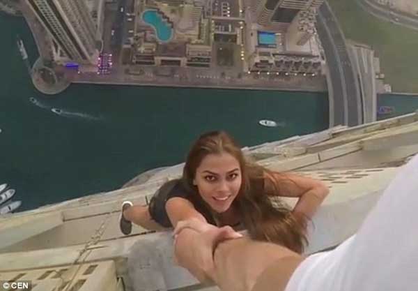 驚心動魄！俄羅斯女模摩天大樓拍“亡命照”